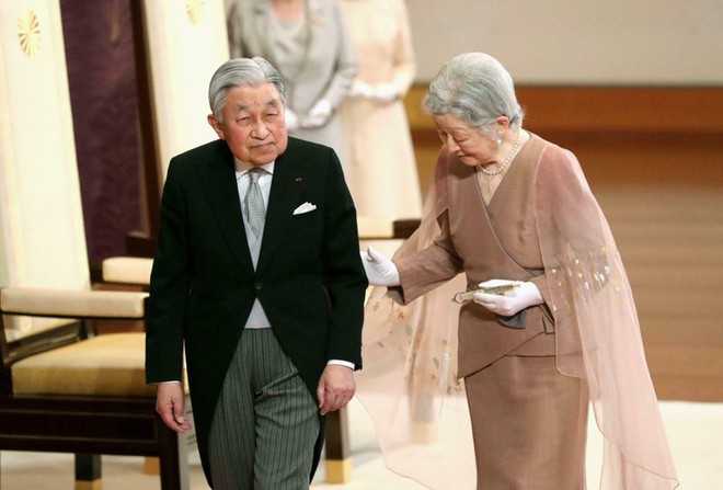 Chuyện tình lãng mạn 60 năm của Vua và Hoàng hậu Nhật Bản: Dù bao năm đi nữa vẫn vui vẻ chơi tennis cùng nhau - Ảnh 1.