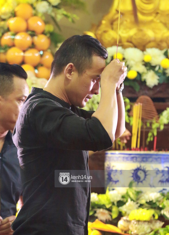 Đêm cuối cùng đám tang cố diễn viên Anh Vũ: Nghệ sĩ lặng người, không giấu được xúc động trước linh cữu - Ảnh 15.