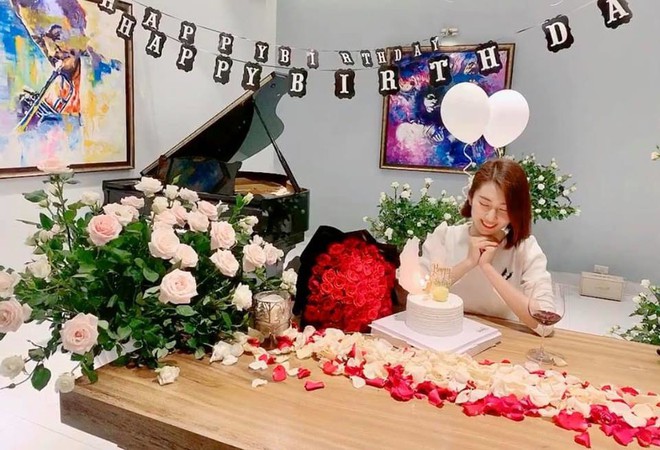 Nữ ch&iacute;nh đanh đ&aacute; nhất Gạo nếp gạo tẻ bật kh&oacute;c khi được tổ chức sinh nhật tr&ecirc;n phim trường - Ảnh 2.