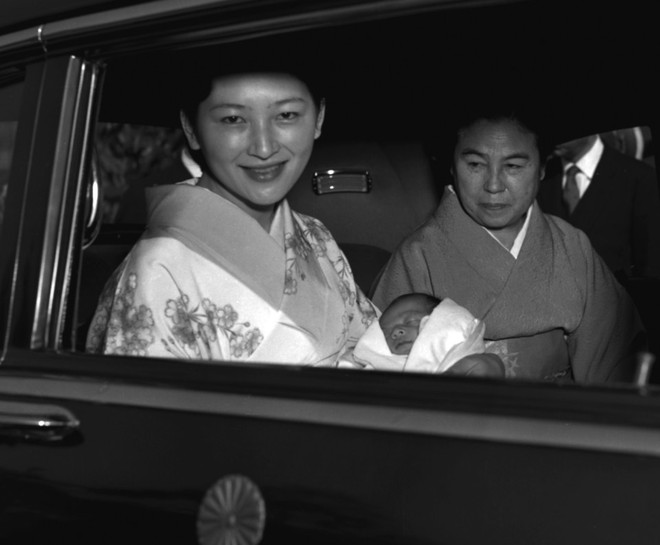 Chuyện tình lãng mạn 60 năm của Vua và Hoàng hậu Nhật Bản: Dù bao năm đi nữa vẫn vui vẻ chơi tennis cùng nhau - Ảnh 6.