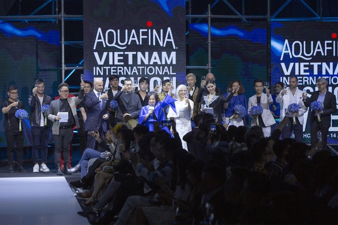 Bùng nổ cảm xúc trong đêm khai mạc Tuần lễ thời trang Aquafina Vietnam International Fashion Week Xuân Hè 2019 - Ảnh 1.
