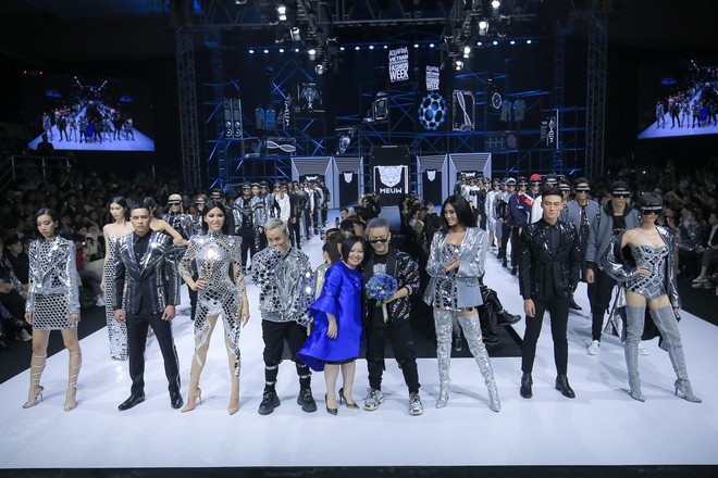 Bùng nổ cảm xúc trong đêm khai mạc Tuần lễ thời trang Aquafina Vietnam International Fashion Week Xuân Hè 2019 - Ảnh 2.