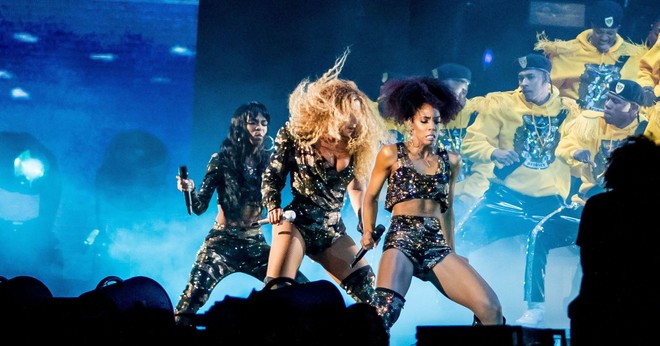 Nhìn lại Coachella 2018: Thử thách quá lớn để Ariana vượt qua được sân khấu huyền thoại của Beyoncé - Ảnh 7.