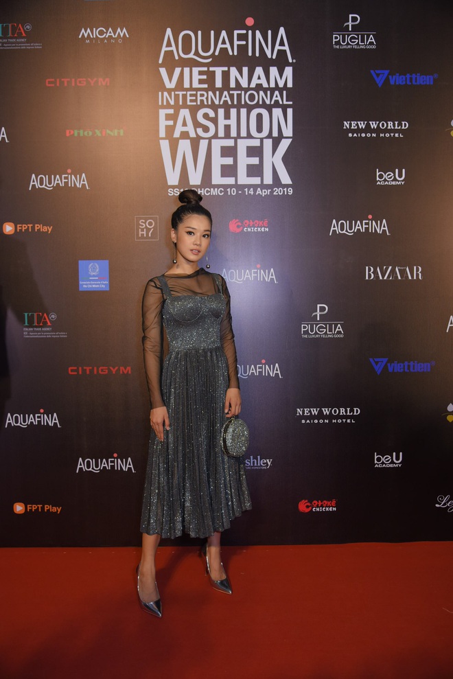 Tiểu Vy giật giũ, Nam Em thành đại phu nhân trên thảm đỏ Aquafina Vietnam International Fashion Week - Ảnh 11.