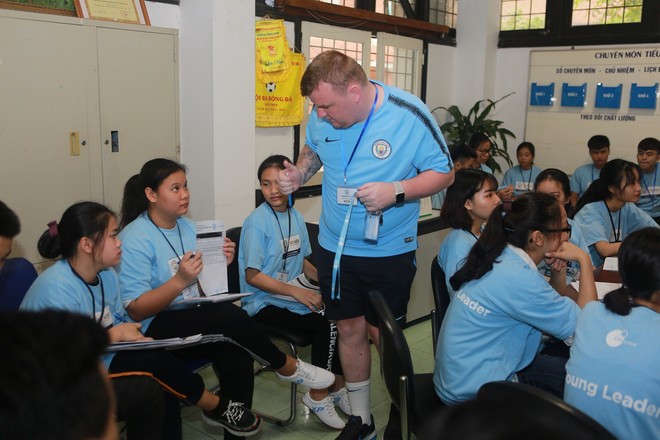 CLB Manchester City mở lớp dạy trẻ em Việt kỹ năng mềm th&ocirc;ng qua b&oacute;ng đ&aacute; - Ảnh 3.