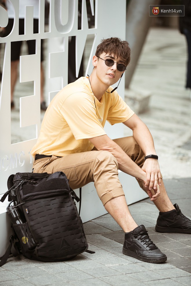 Street style ngày 3 tại Tuần lễ thời trang: Nhóm bạn trẻ quái chiêu cầm dây xích dắt “người hóa thú” chiếm trọn spotlight - Ảnh 9.