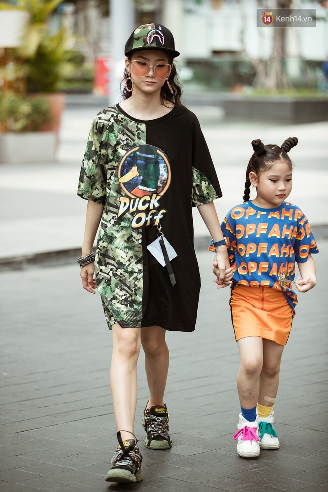 Street style ngày 3 tại Tuần lễ thời trang: Nhóm bạn trẻ quái chiêu cầm dây xích dắt “người hóa thú” chiếm trọn spotlight - Ảnh 10.