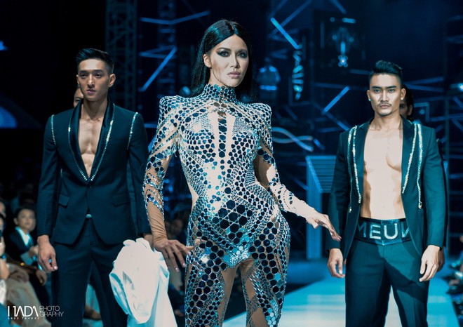 Võ Hoàng Yến và Minh Tú cùng cosplay Kim Kardashian trên sàn diễn Aquafina Vietnam International Fashion Week - Ảnh 6.