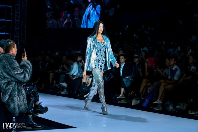 Võ Hoàng Yến và Minh Tú cùng cosplay Kim Kardashian trên sàn diễn Aquafina Vietnam International Fashion Week - Ảnh 9.