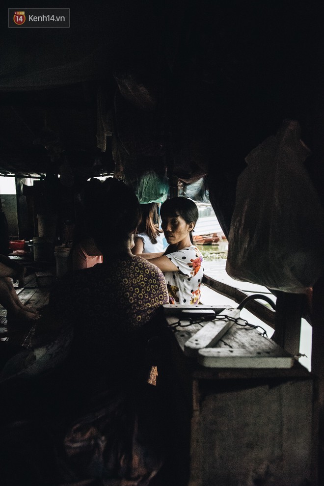 Cuộc sống lênh đênh trên thuyền của người lao động nhập cư ở Hà Nội: "Chả có gì khó khăn, đông vui là chính" - Ảnh 18.