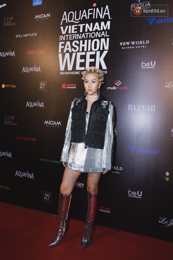 Tiểu Vy giật giũ, Nam Em thành đại phu nhân trên thảm đỏ Aquafina Vietnam International Fashion Week - Ảnh 7.