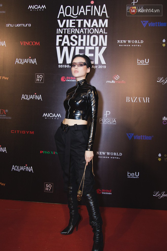 Tiểu Vy giật giũ, Nam Em thành đại phu nhân trên thảm đỏ Aquafina Vietnam International Fashion Week - Ảnh 17.