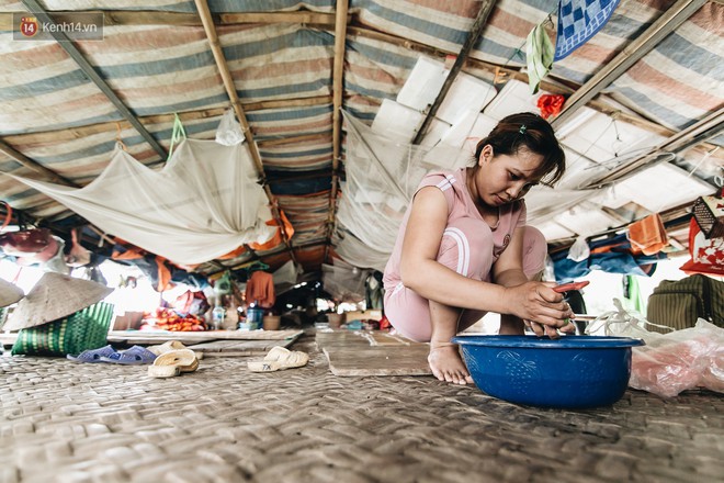 Cuộc sống lênh đênh trên thuyền của người lao động nhập cư ở Hà Nội: Chả có gì khó khăn, đông vui là chính - Ảnh 1.