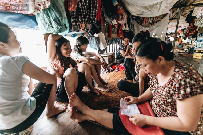 Cuộc sống lênh đênh trên thuyền của người lao động nhập cư ở Hà Nội: Chả có gì khó khăn, đông vui là chính - Ảnh 12.