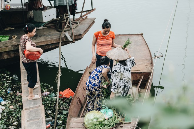 Cuộc sống lênh đênh trên thuyền của người lao động nhập cư ở Hà Nội: Chả có gì khó khăn, đông vui là chính - Ảnh 21.