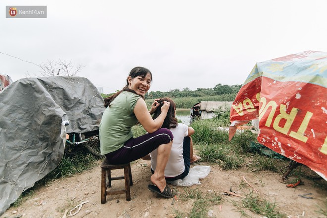 Cuộc sống lênh đênh trên thuyền của người lao động nhập cư ở Hà Nội: "Chả có gì khó khăn, đông vui là chính" - Ảnh 18.