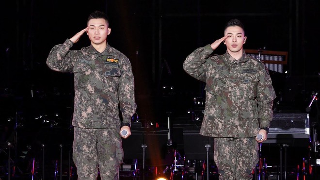 Giữa tâm bão scandal của Seungri, fan ấm lòng khi Daesung và Taeyang tái hợp trong quân ngũ, biểu diễn lại loạt hit của Big Bang - Ảnh 1.