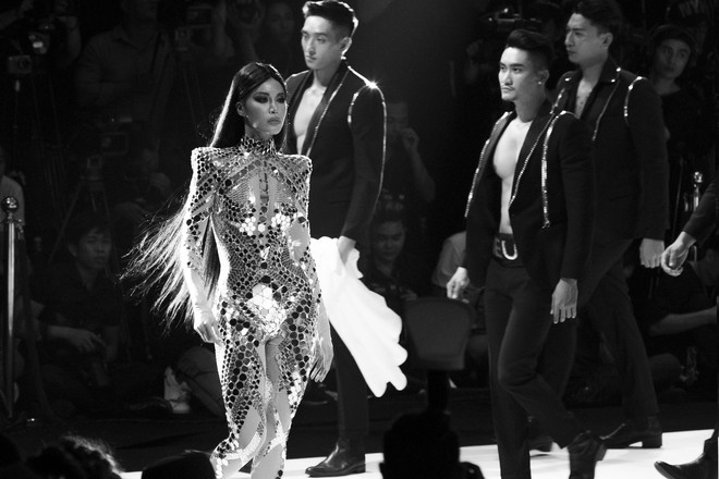 Võ Hoàng Yến và Minh Tú cùng cosplay Kim Kardashian trên sàn diễn Aquafina Vietnam International Fashion Week - Ảnh 8.