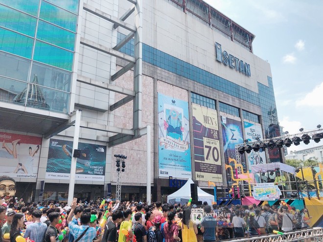 Hàng ngàn bạn trẻ Việt đang đổ về Bangkok để hoà vào dòng người chơi té nước Songkran! - Ảnh 4.