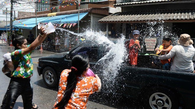 Songkran 2019: Bangkok bùng nổ với các màn té nước vui hết nấc, người dân Yangon lại té xà phòng độc đáo - Ảnh 8.