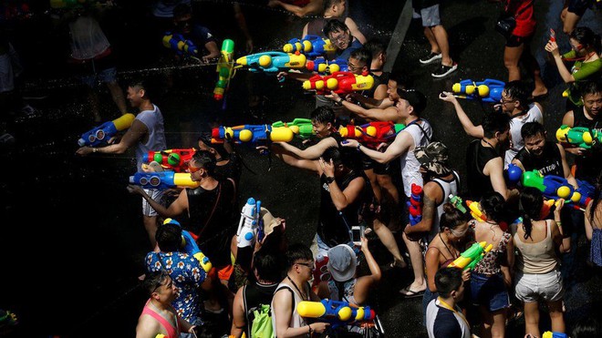 Songkran 2019: Bangkok bùng nổ với các màn té nước vui hết nấc, người dân Yangon lại té xà phòng độc đáo - Ảnh 3.