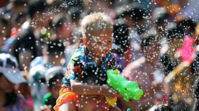 Songkran 2019: Bangkok bùng nổ với các màn té nước vui hết nấc, người dân Yangon lại té xà phòng độc đáo - Ảnh 5.