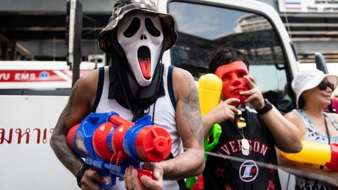 Songkran 2019: Bangkok bùng nổ với các màn té nước vui hết nấc, người dân Yangon lại té xà phòng độc đáo - Ảnh 4.