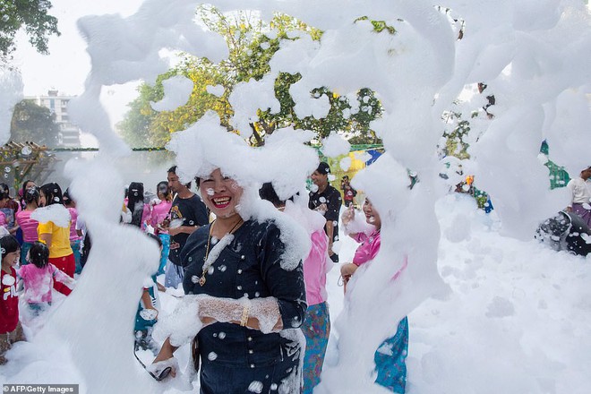 Songkran 2019: Bangkok bùng nổ với các màn té nước vui hết nấc, người dân Yangon lại té xà phòng độc đáo - Ảnh 12.