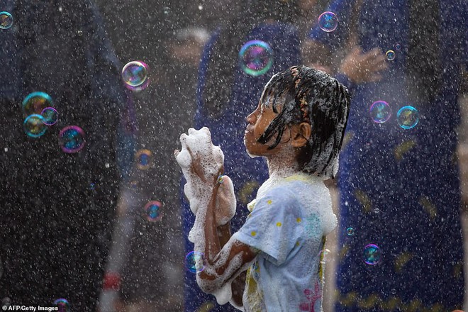 Songkran 2019: Bangkok bùng nổ với các màn té nước vui hết nấc, người dân Yangon lại té xà phòng độc đáo - Ảnh 13.