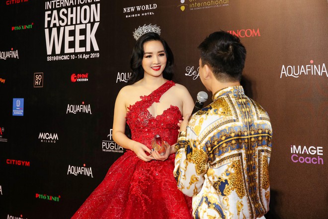 Chạm ngưỡng U50, HH Giáng My vẫn đội vương miện, diện váy bồng xòe và còn trổ tài catwalk tài tình - Ảnh 2.