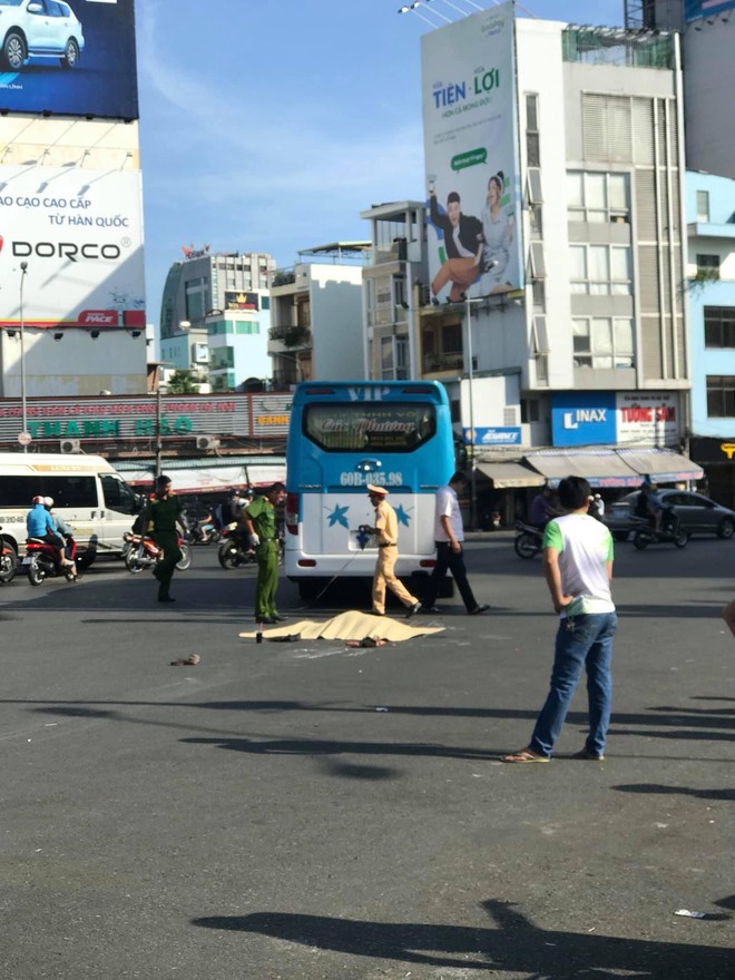 Người phụ nữ bán vé số ở Sài Gòn bị xe khách tông tử vong thương tâm - Ảnh 1.