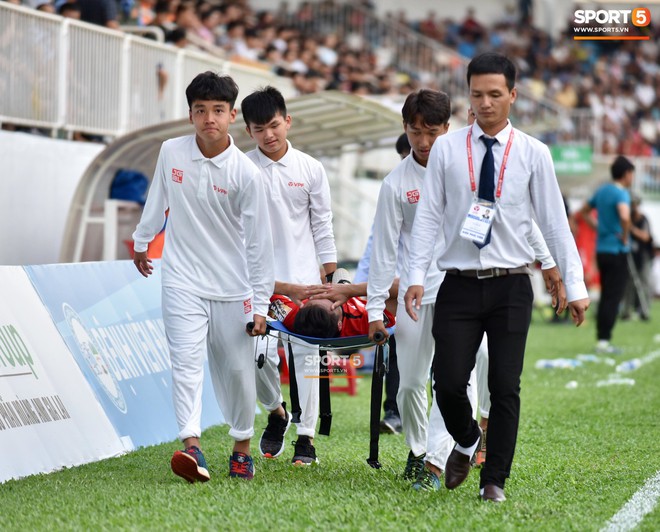 Tiền vệ HAGL lăn lộn đau đớn sau chấn thương nguy hiểm ở mắt, phải nhập viện khẩn cấp - Ảnh 1.