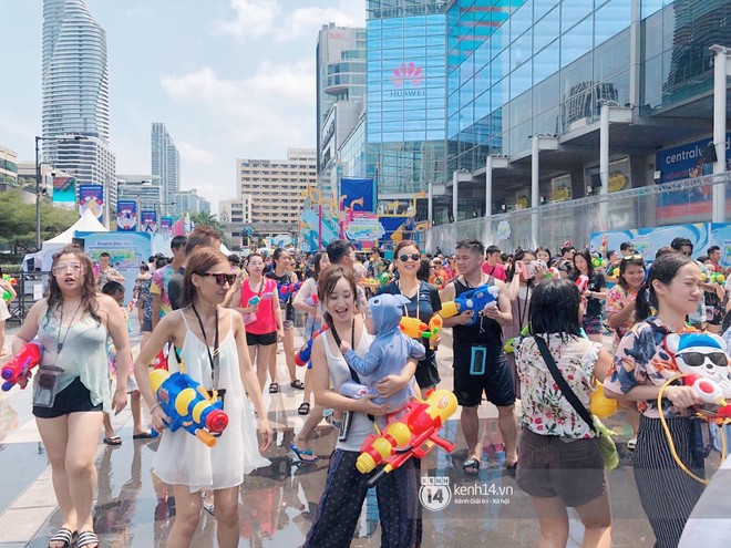 Hàng ngàn bạn trẻ Việt đang đổ về Bangkok để hoà vào dòng người chơi té nước Songkran! - Ảnh 11.