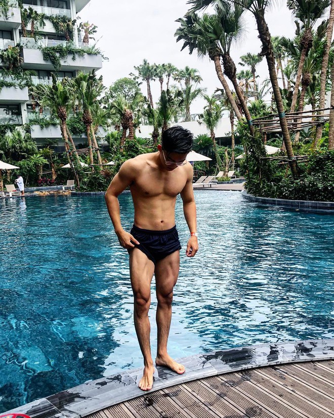 Trai đẹp ĐH Kinh Tế TP.HCM: Diện &aacute;o sơ mi đ&atilde; chất, cởi ra khoe trọn cơ bụng 6 m&uacute;i c&ograve;n ho&agrave;n hảo hơn nữa - Ảnh 3.