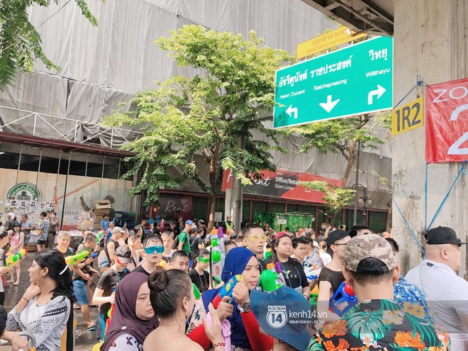 Hàng ngàn bạn trẻ Việt đang đổ về Bangkok để hoà vào dòng người chơi té nước Songkran! - Ảnh 2.