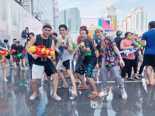 Hàng ngàn bạn trẻ Việt đang đổ về Bangkok để hoà vào dòng người chơi té nước Songkran! - Ảnh 8.