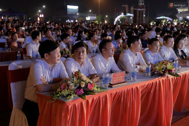 Giỗ tổ Hùng Vương 2019: Du khách trầm trồ với màn bắn pháo hoa đầy màu sắc trong đêm khai hội - Ảnh 2.