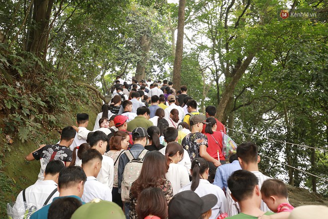 Hàng vạn người đổ về Đền Hùng trước ngày Giỗ tổ Hùng Vương - Ảnh 4.