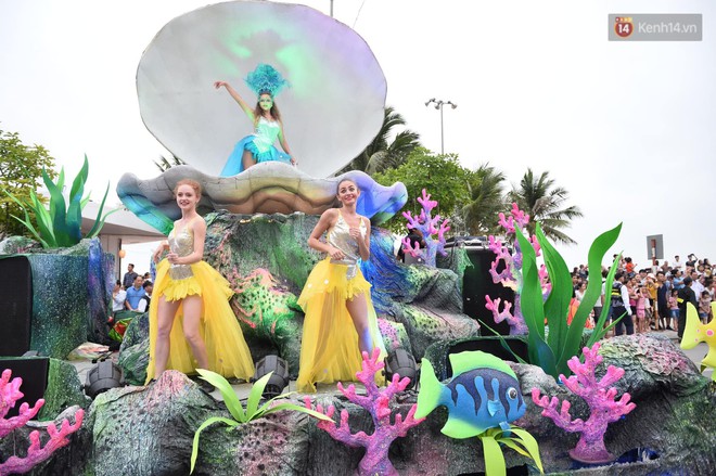 Nóng bỏng mắt màn trình diễn múa Carnival đường phố của các vũ công ngoại quốc tại Sầm Sơn - Ảnh 3.