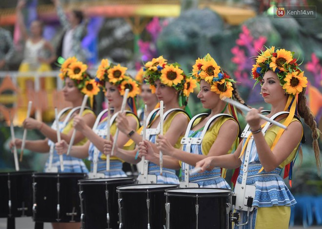 Nóng bỏng mắt màn trình diễn múa Carnival đường phố của các vũ công ngoại quốc tại Sầm Sơn - Ảnh 8.