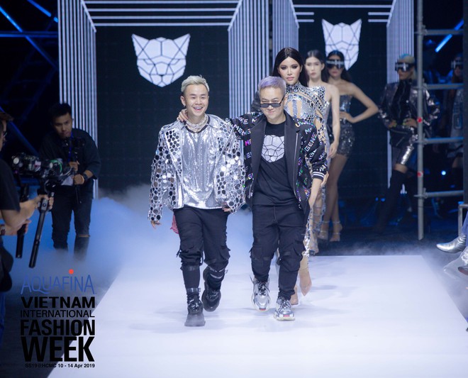 Võ Hoàng Yến và Minh Tú cùng cosplay Kim Kardashian trên sàn diễn Aquafina Vietnam International Fashion Week - Ảnh 11.