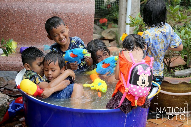 Songkran 2019: Bangkok bùng nổ với các màn té nước vui hết nấc, người dân Yangon lại té xà phòng độc đáo - Ảnh 9.