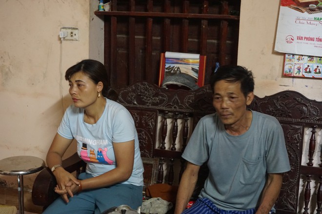 Quá nửa đêm, thân nhân của gia đình 4 người tử vong trong vụ cháy ở Hà Nội vẫn thất thần ngồi chờ thi hài của người thân - Ảnh 1.