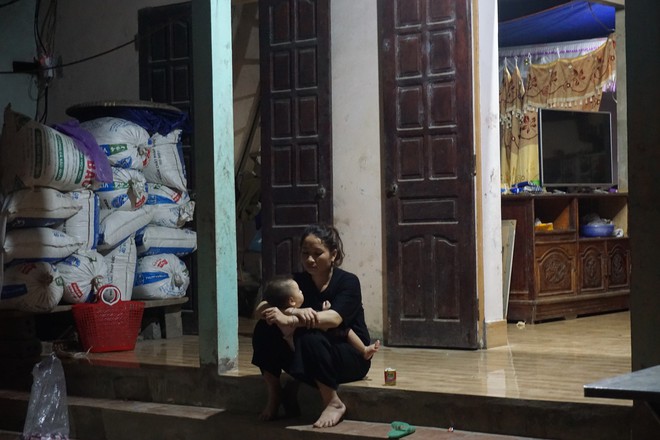 Quá nửa đêm, thân nhân của gia đình 4 người tử vong trong vụ cháy ở Hà Nội vẫn thất thần ngồi chờ thi hài của người thân - Ảnh 4.