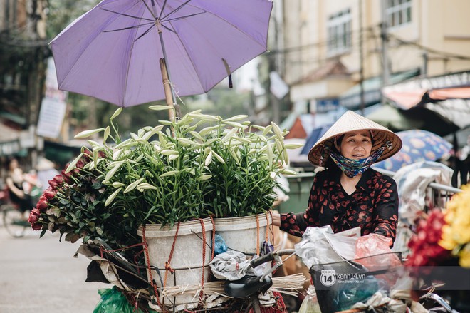 Hà Nội tháng 4: Hoa loa kèn nở e ấp trên phố, từng cánh trắng muốt và thoảng hương dịu ngọt - Ảnh 12.