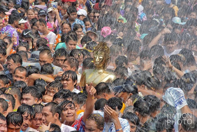 Songkran 2019: Bangkok bùng nổ với các màn té nước vui hết nấc, người dân Yangon lại té xà phòng độc đáo - Ảnh 10.