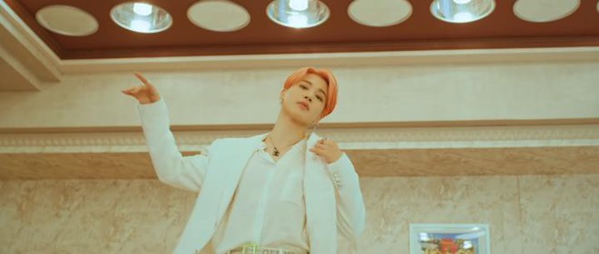 Đây là thứ ấn tượng đọng lại ngay khi mọt phim xem MV Boy With Luv của BTS - Ảnh 3.