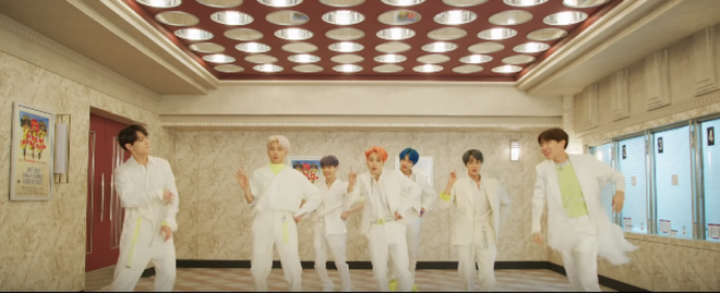 Đây là thứ ấn tượng đọng lại ngay khi mọt phim xem MV Boy With Luv của BTS - Ảnh 4.