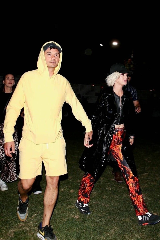 Dàn sao nổi tiếng thế giới quy tụ tại Coachella 2019: Selena đụng độ Hailey Bieber, Black Pink quá nổi giữa dàn sao - Ảnh 9.