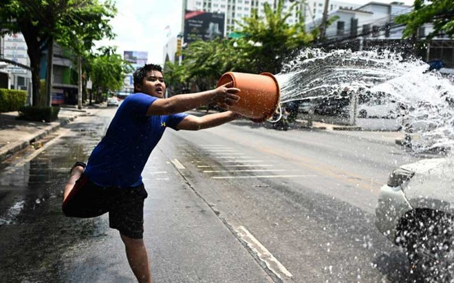 Songkran 2019: Bangkok bùng nổ với các màn té nước vui hết nấc, người dân Yangon lại té xà phòng độc đáo - Ảnh 11.